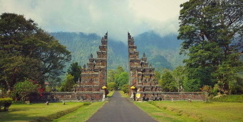 balinese-gate-to-the-course balinese-gate-to-the-course